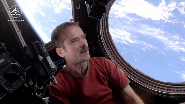 Tweeting Astronaut Chris Hadfield To Retire